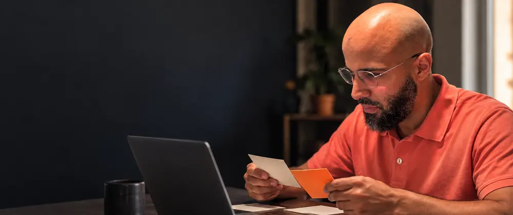 Ismaël Abdellatifi, fondateur de RELYANCE, examine un dossier commercial (carte orange) devant son ordinateur